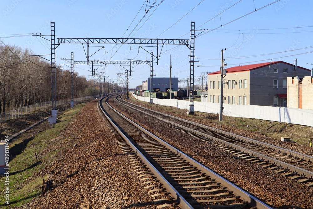 Obraz premium railway station, railroad, electric wires, sunny day, blue sky