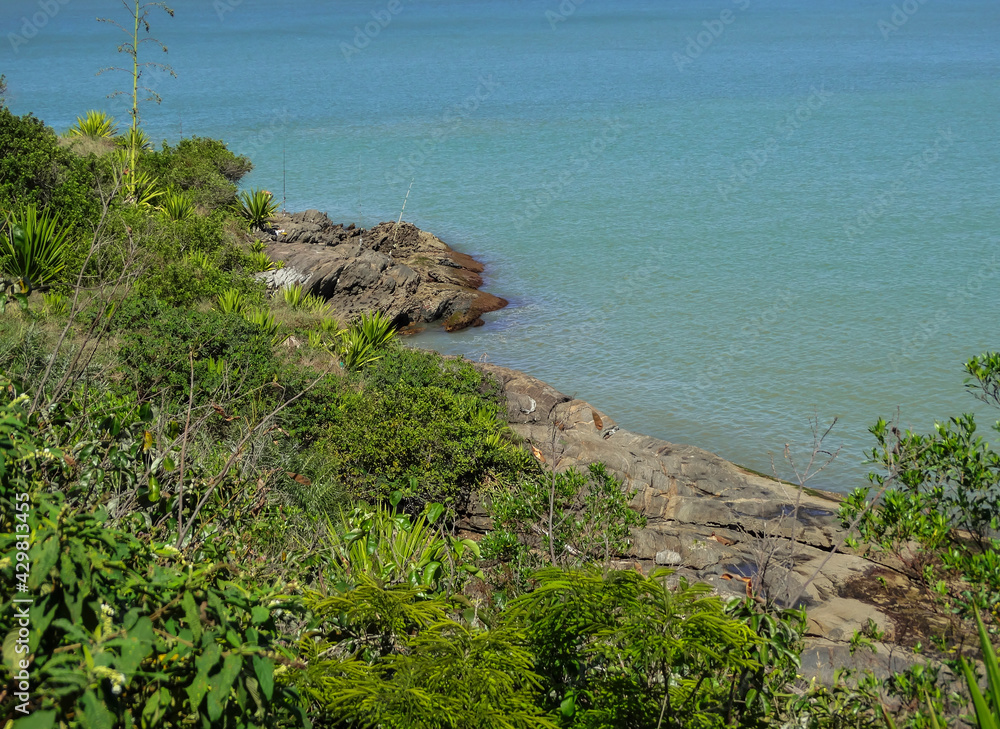 praia com muitas pedras na costa do Espírito  Santo 