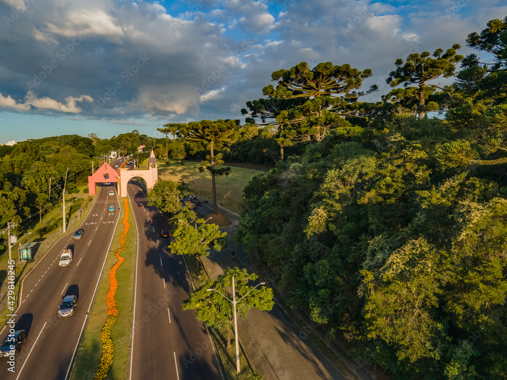 Fototapeta premium Portal Italiano, na Avenida Manoel Ribas em Curitiba que marca o acesso ao bairro italiano de Santa Felicidade, Paraná, Brasil, Região Sul