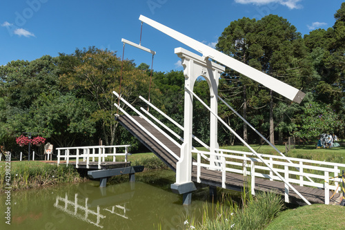 Ponte levadiça trazida da Holanda para o Parque histórico de Carambeí. A cidade teve sua origem na imigração holandesa. Paraná, Brasil, região Sul 