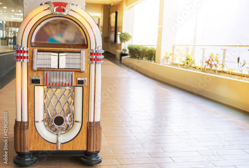 ld retro vintage jukebox in a diner blasting old time music hits with neon lights, Rockola vintage.