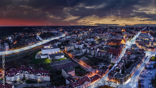 Nocna panorama Olsztyna, miasta na Warmii w północno-wschodniej Polsce