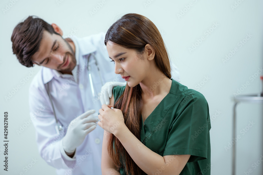 Doctors are injecting injections, vaccines, and female patients to build immunity and antivirals. Doctors are injecting injections, vaccines, and female patients to build immunity and antivirals.