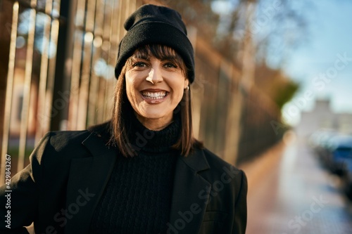 Young hispanic woman smiling happy standing at the city. © Krakenimages.com