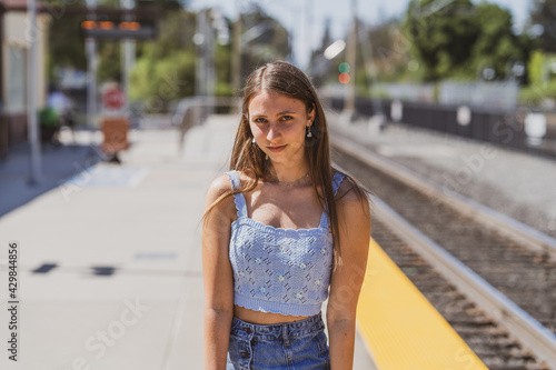 Canvas-taulu Teenage Girl Waiting for a Train