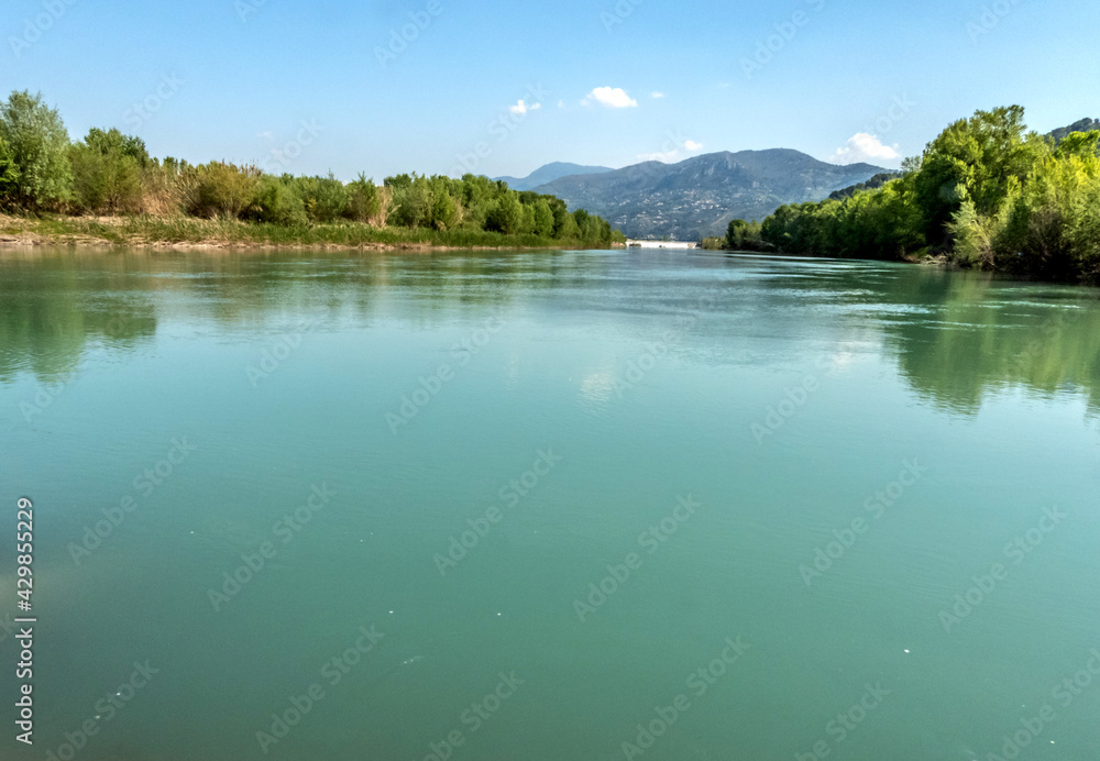 Au milieu de la rivière