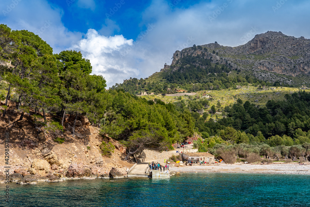 Wilde Nordwest-Küste Mallorca: Bootsfahrt mit Blick auf Küste zwischen Cala de Sa Calobra und Port de Soller - Bucht Cala Tuent mit kleinem Anlegesteg