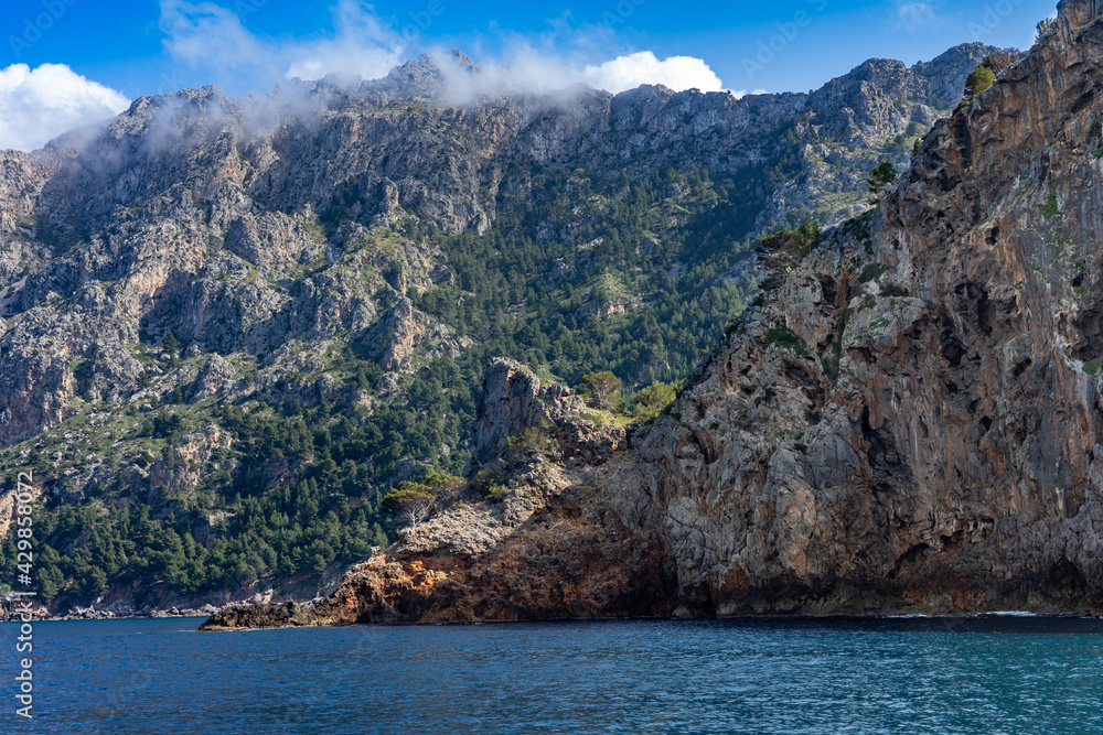 Wilde Nordwest-Küste Mallorca: Bootsfahrt mit Blick auf Küste zwischen Cala de Sa Calobra und Port de Soller - Nähe Bucht Cala Tuent Wilde Nordwest-Küste Mallorca: Bootsfahrt mit Blick auf Küste zwischen Cala de Sa Calobra und Port de Soller - Nähe Bucht Cala Tuent