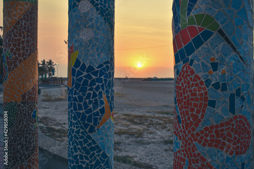 Atardecer a través de las pilares y mosaicos de la cultura Guajira