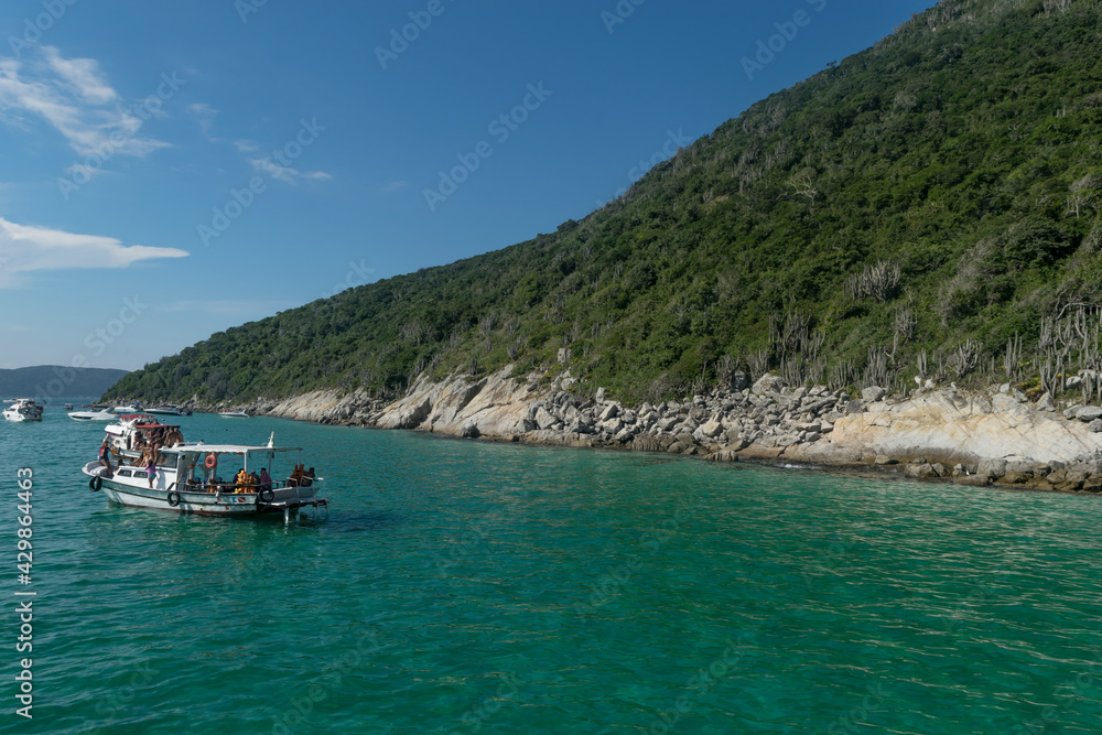 praia com montanhas, iates, rochas e lindas ondas praia com montanhas, iates, rochas e lindas ondas