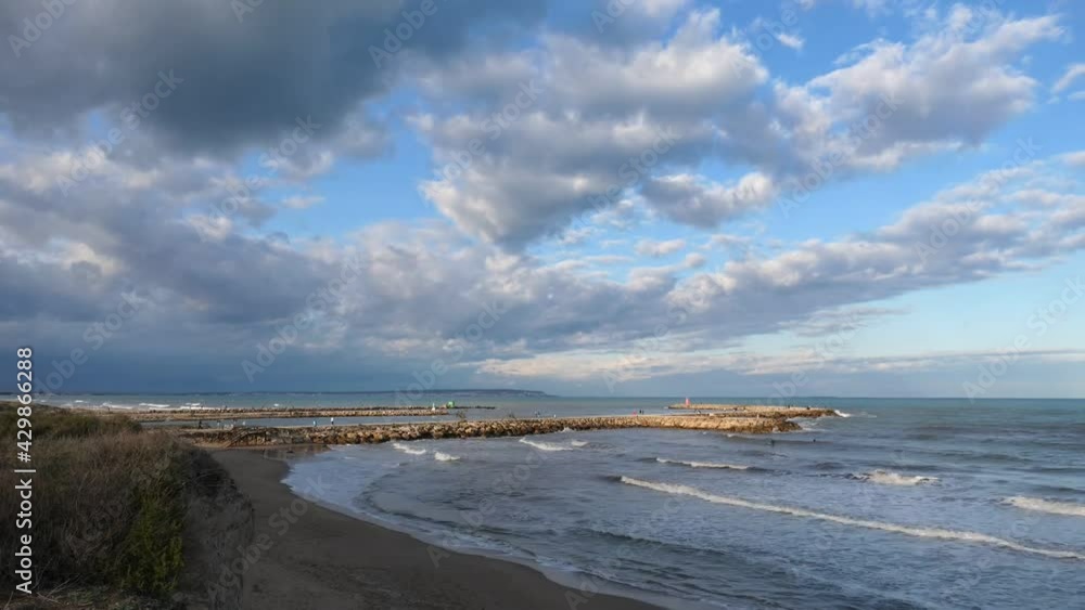 Vistas de la Playa Los Viveros y la escollera del puerto de Guardamar del Segura por la tarde Vistas de la Playa Los Viveros y la escollera del puerto de Guardamar del Segura por la tarde