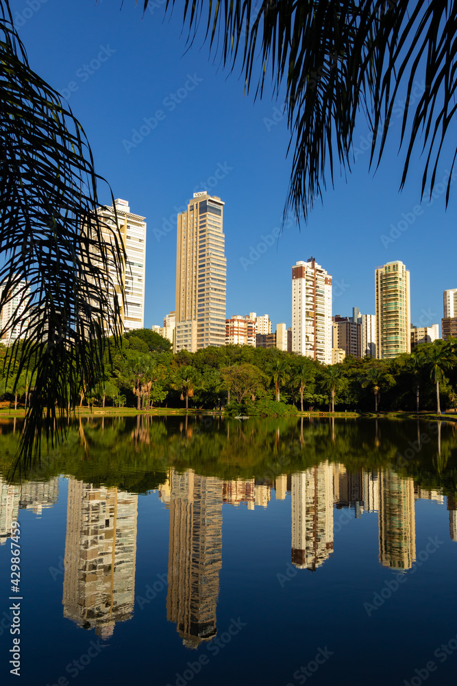 Obraz premium Vista do Lago do Parque Vaca Brava em Goiânia.
