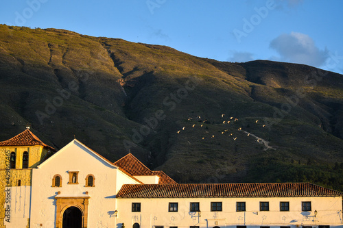 Arquitectura colonial y atardecer en Villa de Leyva 