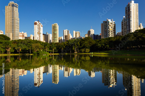 Vista do Lago do Parque Vaca Brava em Goi  nia.