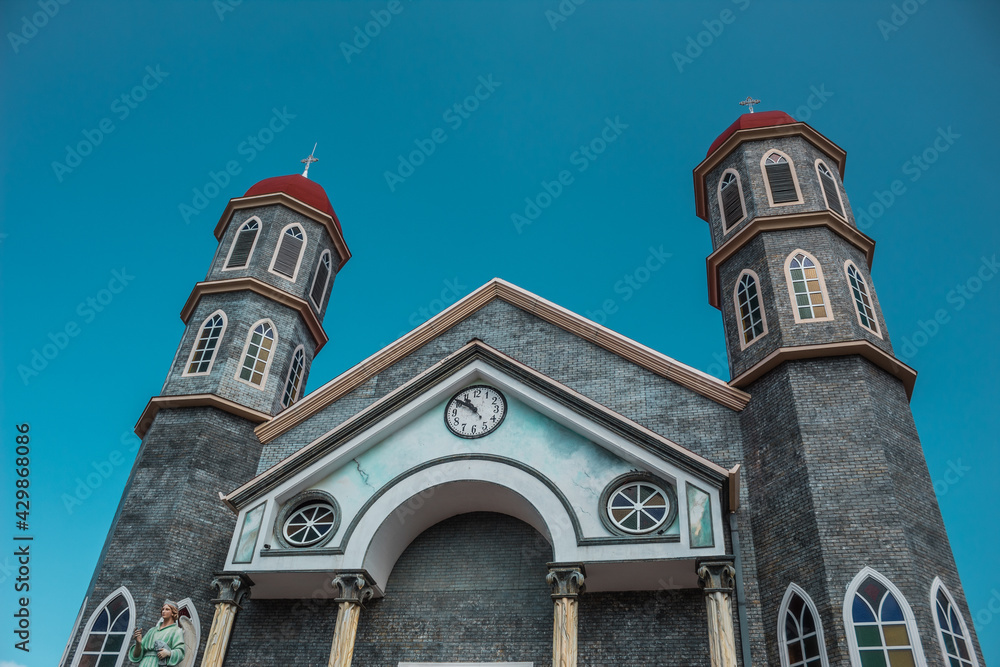 Obraz premium facade of an architectural building that corresponds to the church of San Rafael in Zarcero with a clear blue sky on a summer afternoon