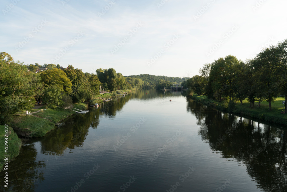 Marbach am Neckar, Fluss mit Bäumen am Ufer