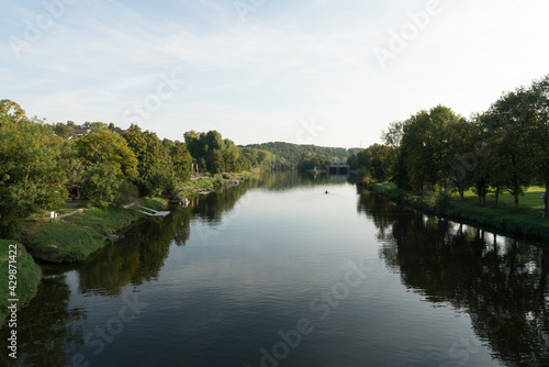 Marbach am Neckar, Fluss mit Bäumen am Ufer