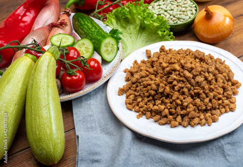 Foto Vegetarian minced meat imitation made from grains, soybeans, vegetables and legu