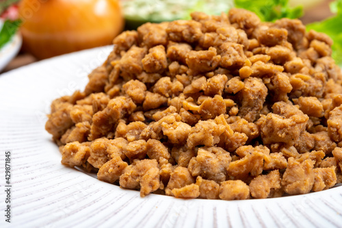 Fotografía Vegetarian minced meat imitation made from grains, soybeans, vegetables and legu