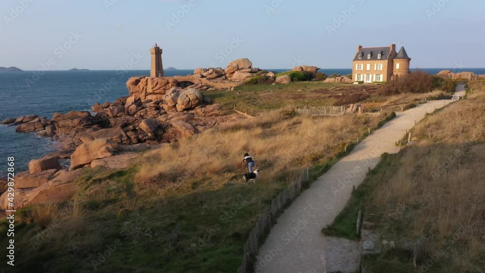 Vue aérienne par drone du Phare de Ploumanac'h, Bretagne, France Vue aérienne par drone du Phare de Ploumanac'h, Bretagne, France
