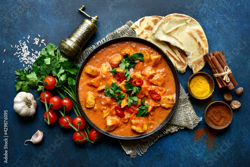 Tableau sur toile Chicken tikka masala - traditional dish of indian cuisine in a black bowl
