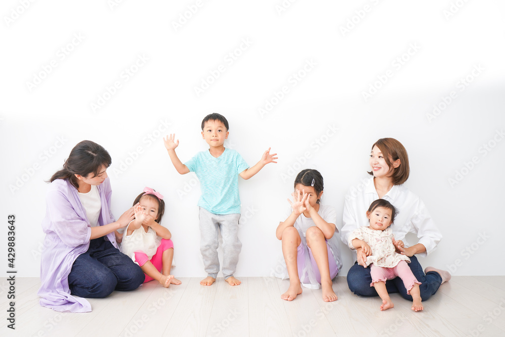 室内で楽しく遊ぶ子どもたちとママ友 室内で楽しく遊ぶ子どもたちとママ友