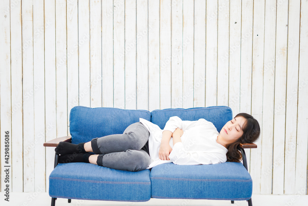部屋で昼寝をする若い女性 部屋で昼寝をする若い女性