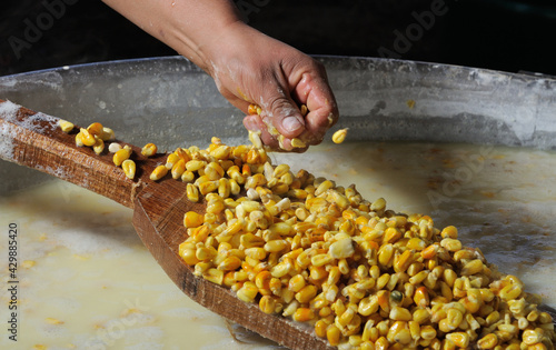 produccion de nixtamal para hacer masa de tortillas o tamales