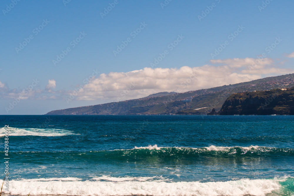 Costa desde la playa Martiánez, en el municipio del Puerto de la Cruz Costa desde la playa Martiánez, en el municipio del Puerto de la Cruz