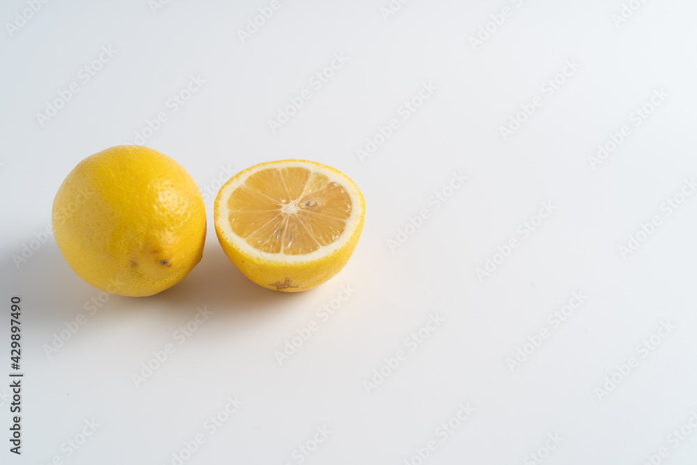白い背景で撮影された新鮮なレモン