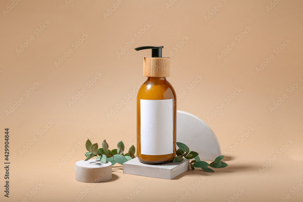 Composition with bottle of natural shampoo on color background - obrazy, fototapety, plakaty 