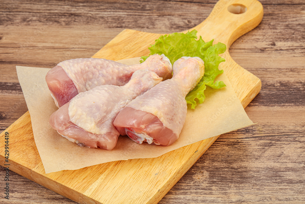 Raw chicken drumsticks for cooking