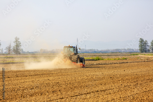 Lavorazione dei campi con trattore