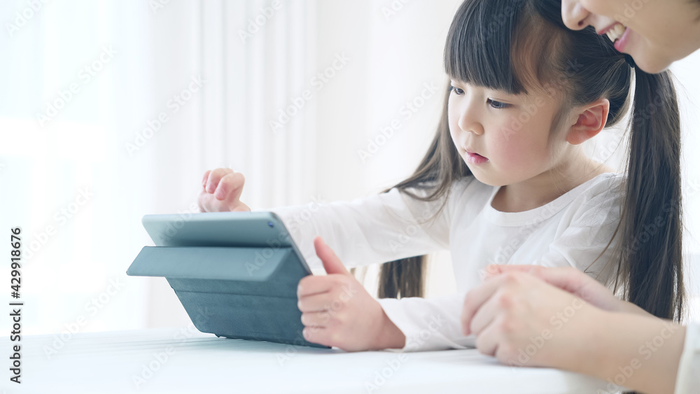 タブレットを見る女の子　オンライン学習　個別指導