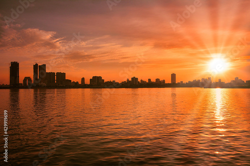 Tablou pe pânză Sunset at a modern city riverside