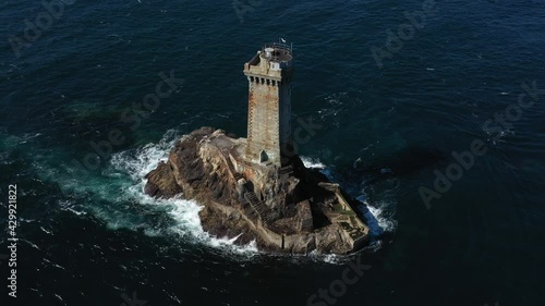 Vue aérienne par drone de la pointe du Raz et du Phare de la Vielle, Bretagne, France
