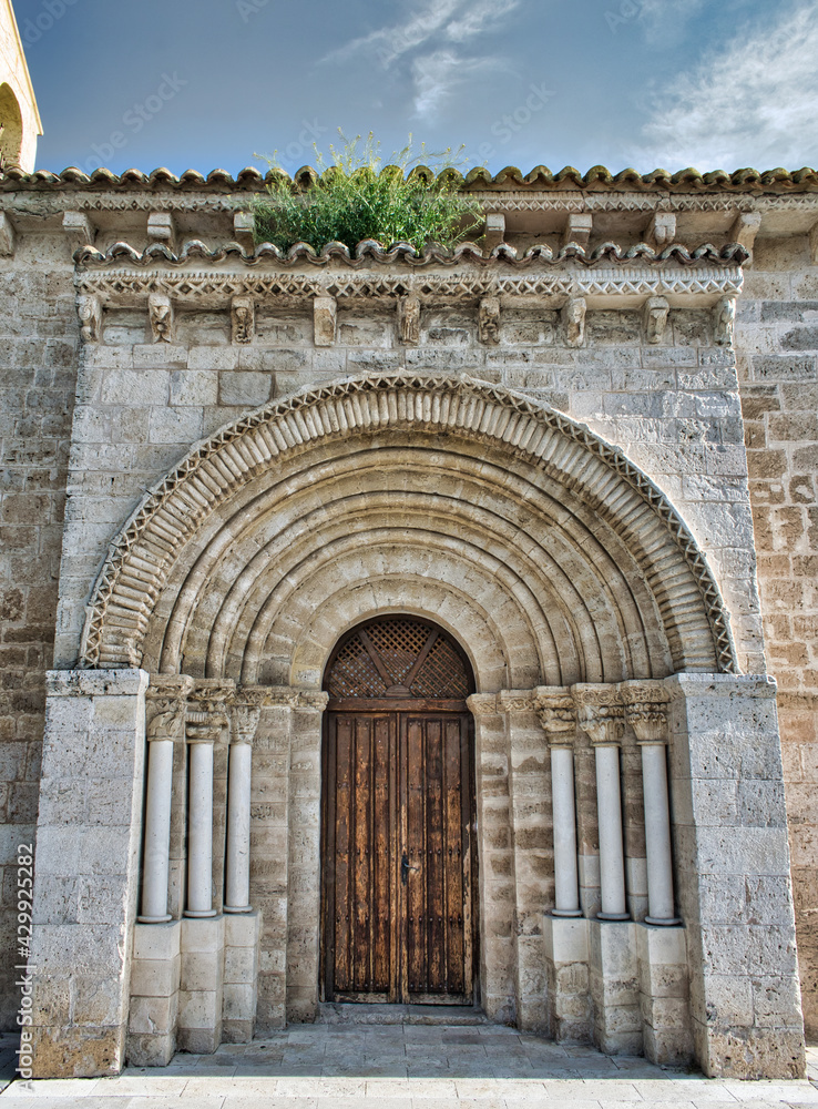 Arco y pórtico iglesia románica siglo XII de San Juan evangelista en Arroyo de la Encomienda, Valladolid. Con jambas, columnas lisas y capiteles en relieve