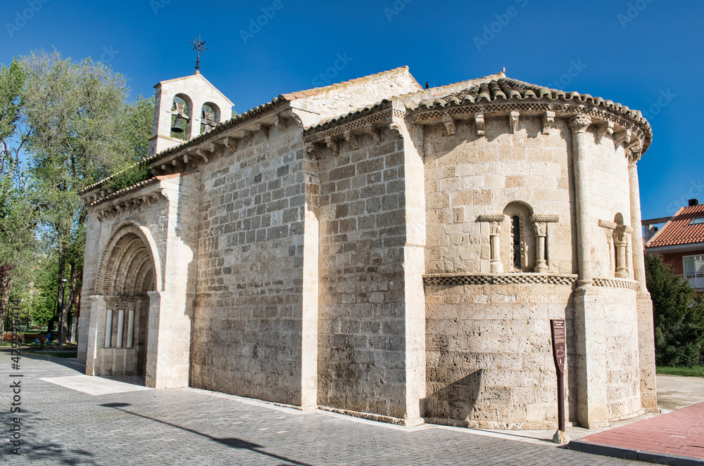 Iglesia parroquial de San Juan evangelista, siglo XII de estilo románico, en la localidad de Arroyo de la Encomienda, Valladolid