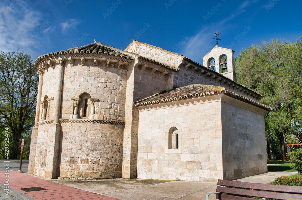 Vista de la iglesia parroquial de San Juan evangelista, siglo XII y estilo románico, en Arroyo de la Encomienda, Valladolid