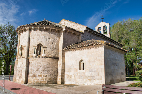 Fototapete Vista de la iglesia parroquial de San Juan evangelista, siglo XII y estilo román
