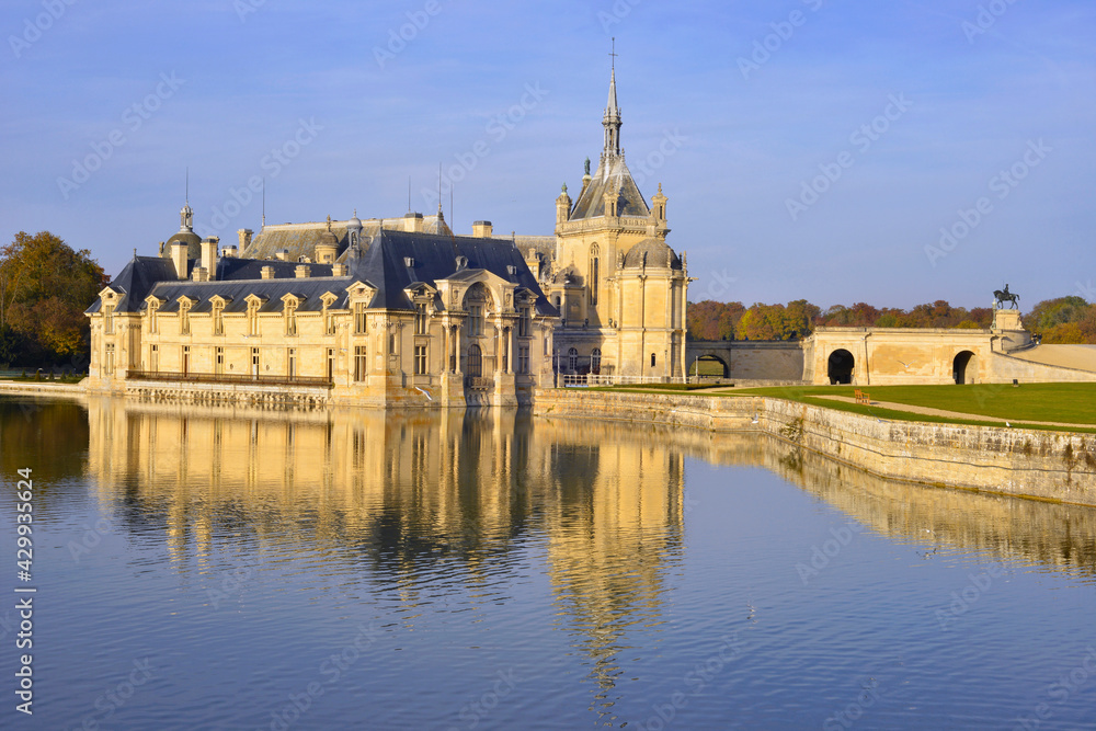 Château de Chantilly (60500) à la lumière d'Automne, département de l'Oise en région Hauts-de-France, France