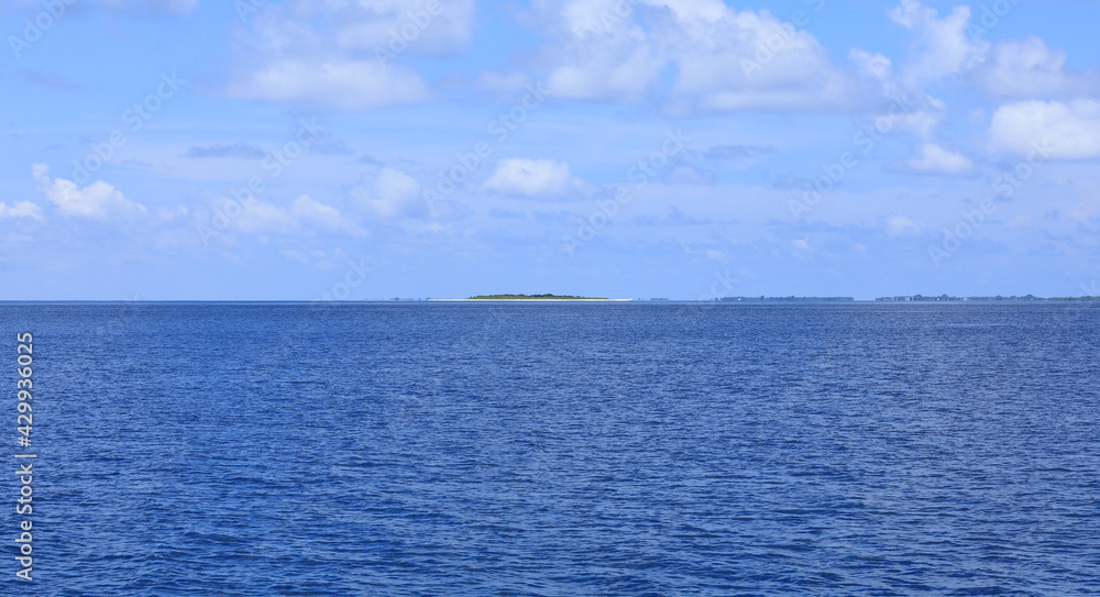 Obraz premium idyllic sunny blue seascape with blue sky and white clouds