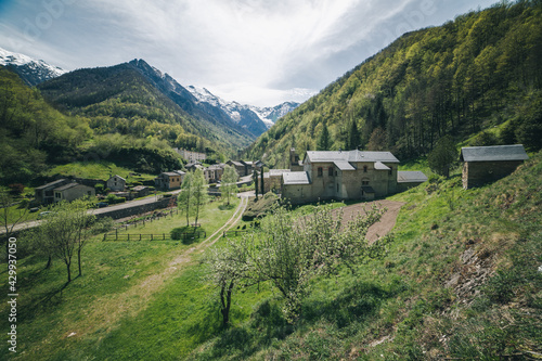 Salau village dans la vallée du haut-Salat en Ariège photo