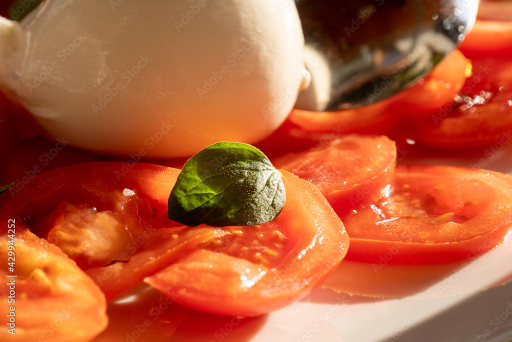 Aufgeschnittene Tomaten mit Burrata Aufgeschnittene Tomaten mit Burrata