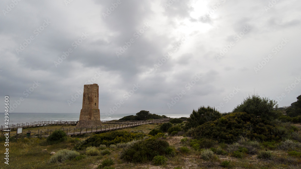 Antigua torre vigía llamada de torreladrones en las dunas de Artola, Marbella Antigua torre vigía llamada de torreladrones en las dunas de Artola, Marbella