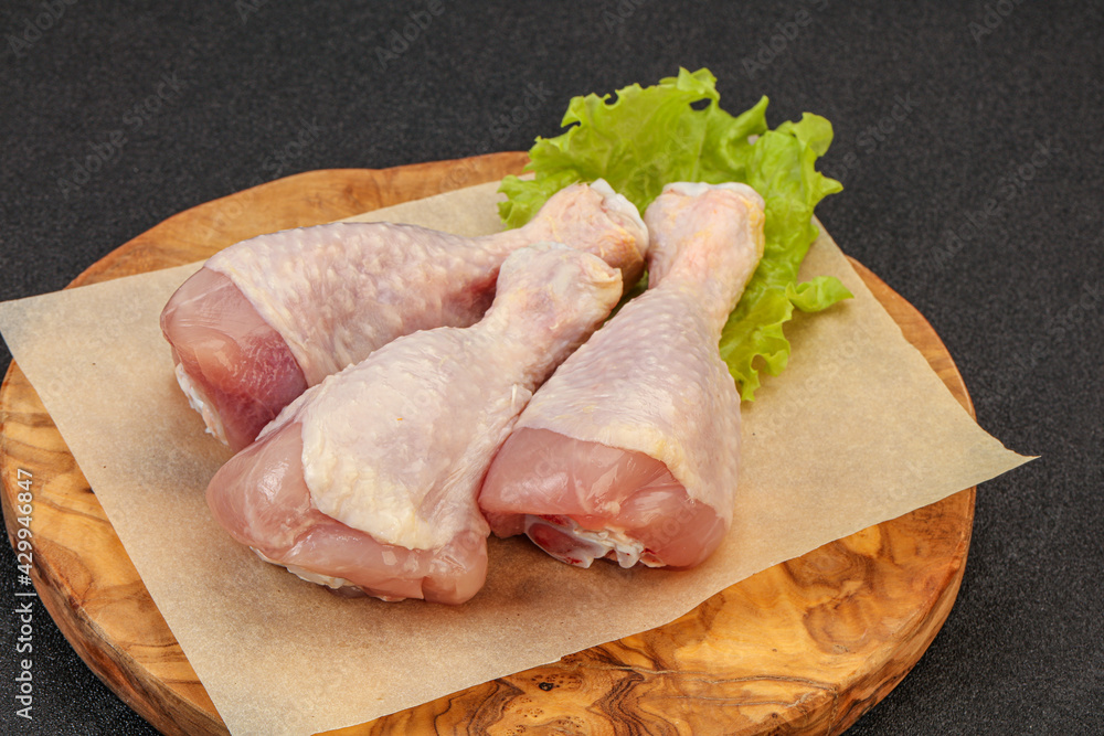 Raw chicken drumsticks for cooking