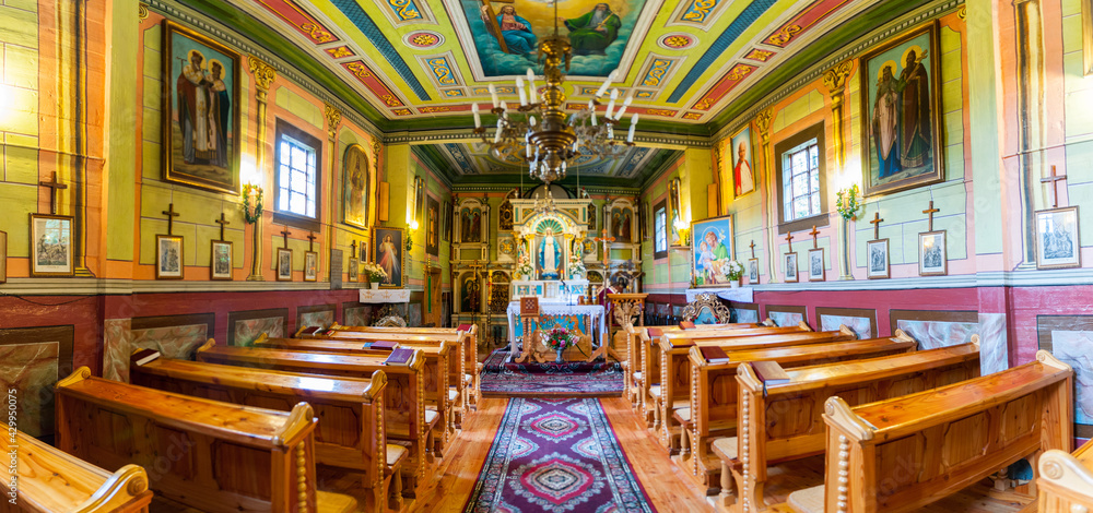 Fototapeta premium Cerkiew w Bereżnicy Wyżnej, obecnie kościół rzymskokatolicki, Polska, Bereżnica Wyżna / Orthodox church in Bereżnica Wyżna, currently a Roman Catholic church, Poland, Bereżnica Wyżna