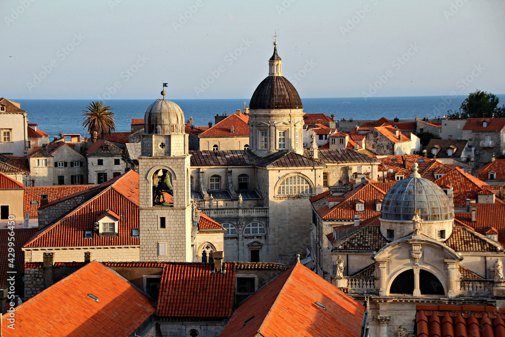Obraz premium Walking on the walls of Dubrovnik, Croatia, just before sunset