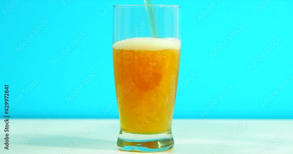 Bière blonde - 4K - 60 ips - pour ralentis et accélérations - fond bleu