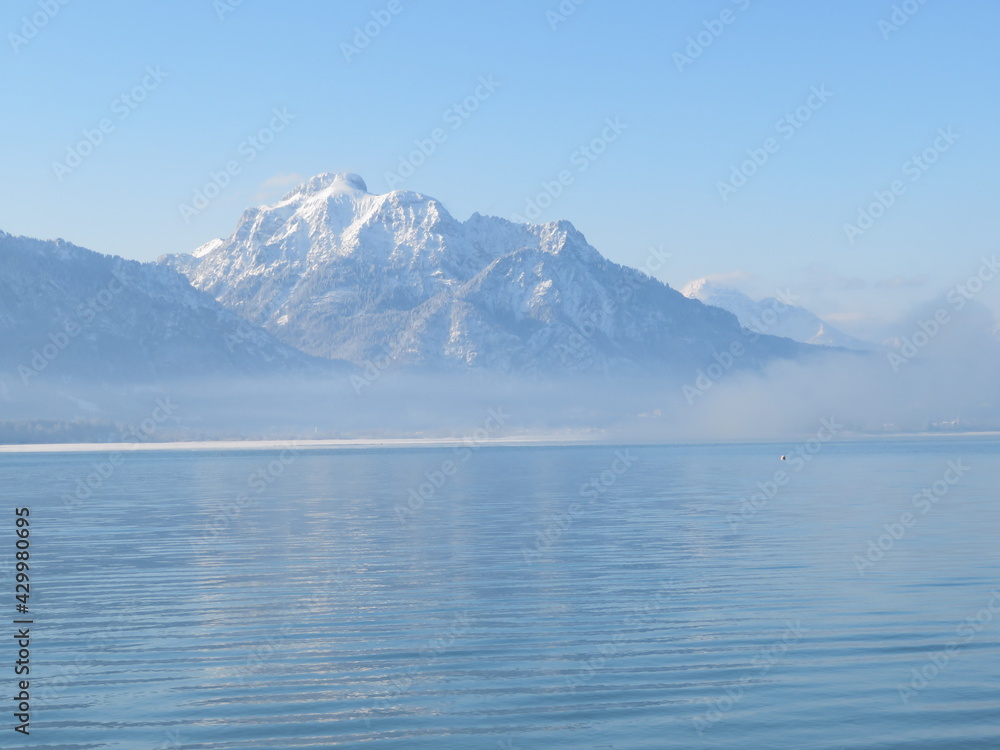 Frühlingsnebel am Morgen über See Frühlingsnebel am Morgen über See